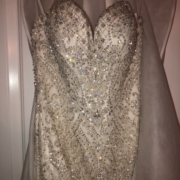 Wedding dress - Picture 3 of 8